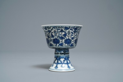 Een Chinese blauw-witte stem cup met Lan&ccedil;a inscripties, Qianlong merk en periode