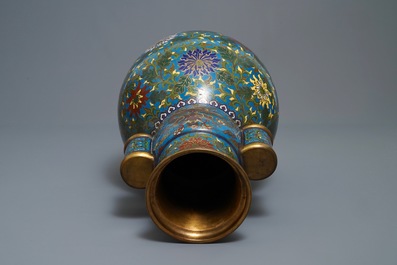 Een grote Chinese cloisonn&eacute; hu vaas met lotusslingers, gemerkt Qi Yu Bao Tung Chih Chen, 19e eeuw