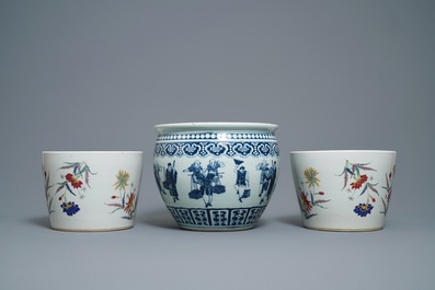 Een paar Chinese famille rose jardini&egrave;res en een blauw-witte, 19e eeuw
