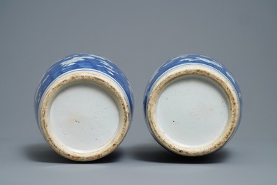 Une paire de vases en porcelaine de Chine en bleu et blanc, 19&egrave;me