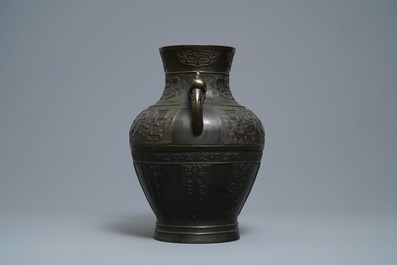 Een Chinese archa&iuml;sche bronzen vaas, Qianlong