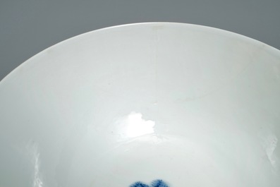 Un bol en porcelaine de Chine en bleu et blanc &agrave; d&eacute;cor d'un po&ecirc;me, marque de Chenghua, Kangxi