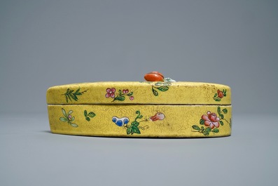 A Chinese yellow-ground famille rose box and cover, 19/20th C.