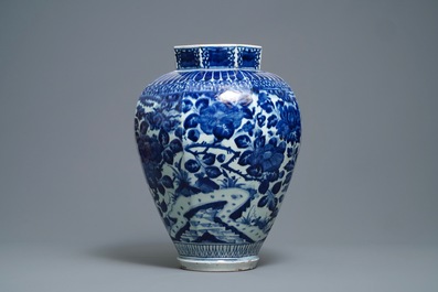 Un vase de forme octagonale en porcelaine Arita en bleu et blanc, Japon, Edo, 17&egrave;me