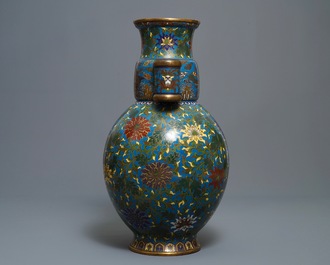 Een grote Chinese cloisonn&eacute; hu vaas met lotusslingers, gemerkt Qi Yu Bao Tung Chih Chen, 19e eeuw