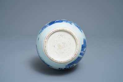 A Chinese blue and white bottle vase with go-players, 19/20th C.