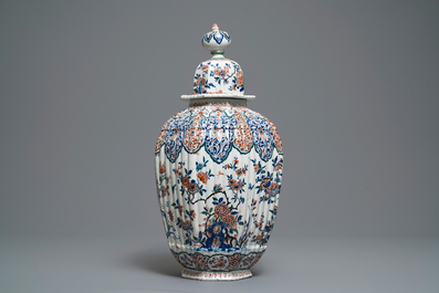 Un grand vase en fa&iuml;ence de Delft en palette cachemire, vers 1700