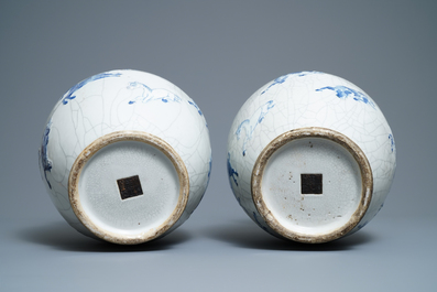 Une paire de vases en porcelaine de Chine en bleu et blanc dite 'de Nankin', 19&egrave;me