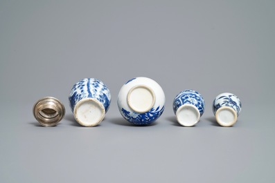 Neuf vases en porcelaine de Chine en bleu et blanc aux montures en argent, Kangxi