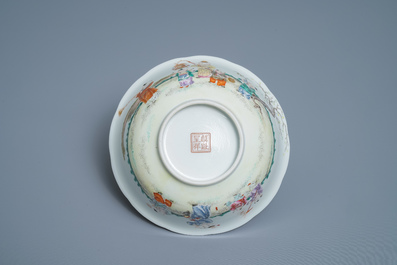 Un bol en porcelaine de Chine famille rose &agrave; d&eacute;cor de gar&ccedil;ons jouants, R&eacute;publique