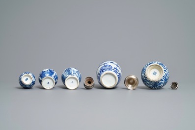 Negen Chinese blauw-witte vazen met zilveren monturen, Kangxi