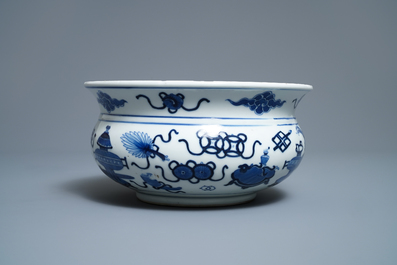 Un br&ucirc;le-parfum en porcelaine de Chine en bleu et blanc &agrave; d&eacute;cor d'antiquit&eacute;s, Kangxi
