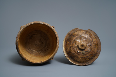 Un pot couvert en gr&egrave;s porcelaineux polychrome &agrave; d&eacute;cor incis&eacute;, Annam, Vietnam, 15/16&egrave;me
