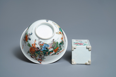 Un pot &agrave; pinceaux, un bol et un vase en porcelaine de Chine famille rose et verte, 19&egrave;me