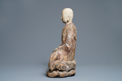 Een grote Chinese beschilderd houten figuur van een Boeddhistische monnik, Ming