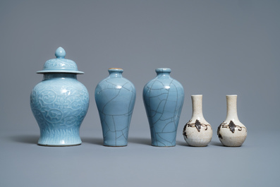 Cinq vases en porcelaine de Chine bleu lavende monochrome et craquel&eacute;, 19/20&egrave;me