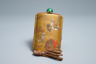 Drie Japanse lakwerk inro met netsuke en een dekseldoosje, Meiji, 19e eeuw