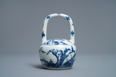 Un pot &agrave; chaux en porcelaine de Chine en bleu et blanc pour le Vietnam, Kangxi