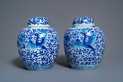Une paire de pots couverts en porcelaine de Chine en bleu et blanc, marque de Kangxi, 19&egrave;me
