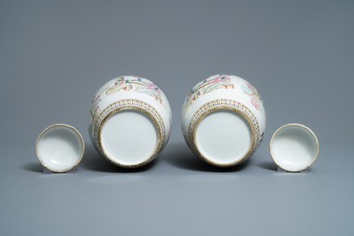 Une paire de vases couverts en porcelaine de Chine famille rose, 19/20&egrave;me