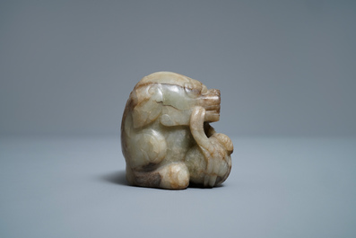 Un mod&egrave;le d'un lion bouddhiste en jade gris et brun, Chine, 19/20&egrave;me