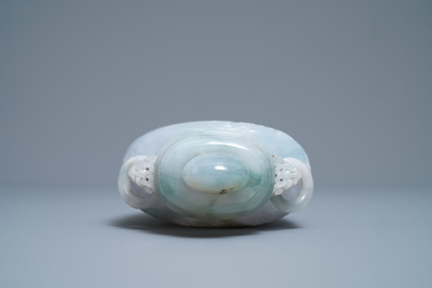 Un vase couvert en jade sculpt&eacute; &agrave; d&eacute;cor d'immortels, Chine, 19&egrave;me