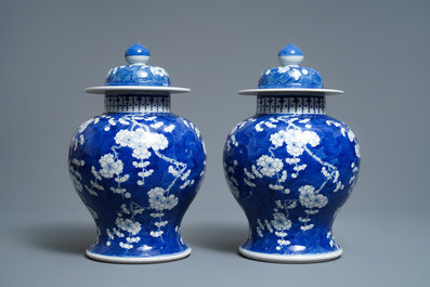 Une paire de vases couverts en porcelaine de Chine en bleu et blanc, 19&egrave;me