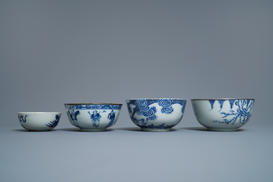 Een gevarieerde collectie Chinees 'Bleu de Hue' porselein voor de Vietnamese markt, 19e eeuw