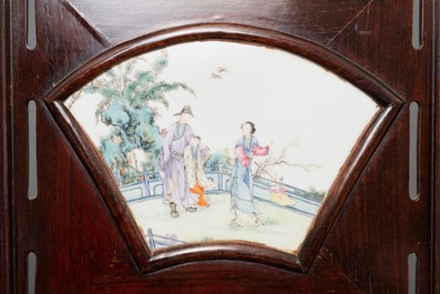 Un paravent en bois orn&eacute; de plaques en porcelaine de Chine famille rose, R&eacute;publique