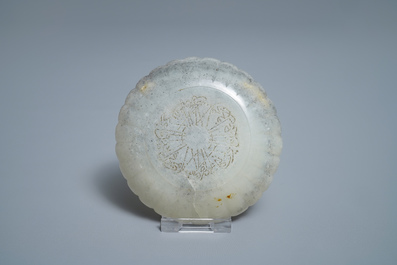 Een Chinese chalcedoon schotel in de vorm van een chrysant met inscriptie in Mughal-stijl, 19e eeuw