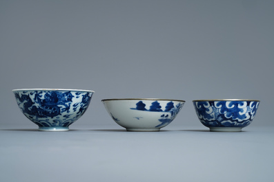 Een gevarieerde collectie Chinees 'Bleu de Hue' porselein voor de Vietnamese markt, 19e eeuw