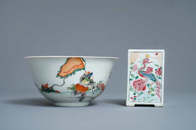Een Chinese famille rose vaas, een penselenbeker en een famille verte kom, 19e eeuw