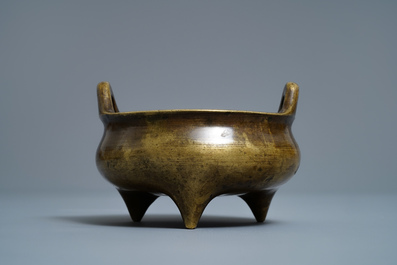 Een Chinese bronzen driepotige wierookbrander, Xuande merk, 18/19 eeuw