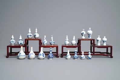 Twintig Chinese blauw-witte miniatuur vaasjes, Kangxi