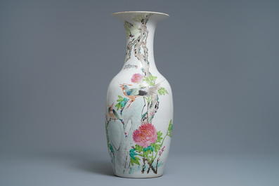 A Chinese qianjiang cai vase with figures and birds, 19/20th C.