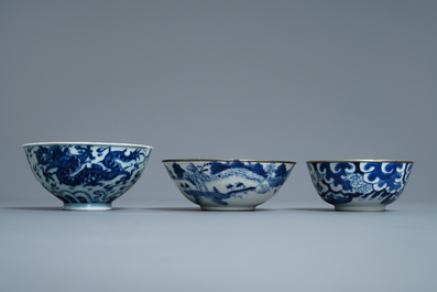 Een gevarieerde collectie Chinees 'Bleu de Hue' porselein voor de Vietnamese markt, 19e eeuw