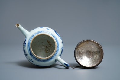 Een diverse collectie Chinees en Japans blauw-wit porselein, Ming en later