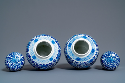 Une paire de pots couverts en porcelaine de Chine en bleu et blanc, marque de Kangxi, 19&egrave;me