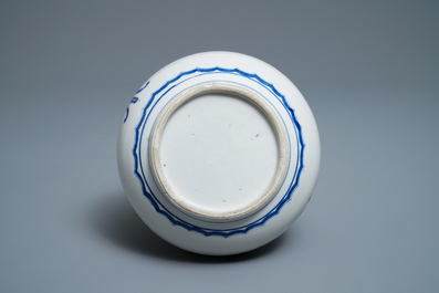 Een Chinese blauw-witte flesvormige vaas, Kangxi