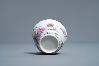 Une tasse et soucoupe en porcelaine de Chine famille rose, Qianlong