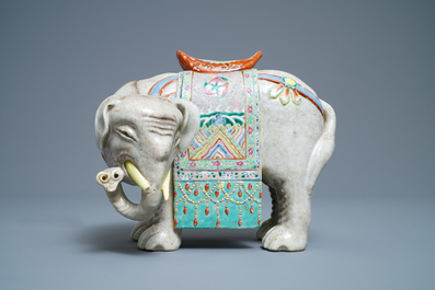 Un grand mod&egrave;le d'un &eacute;l&eacute;phant en porcelaine de Chine famille rose, 19&egrave;me