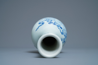 A Chinese blue and white bottle vase with go-players, 19/20th C.