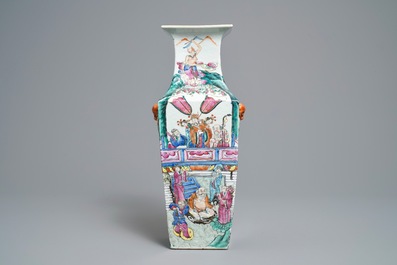 Un vase de forme carr&eacute; en porcelaine de Chine famille rose, 19&egrave;me