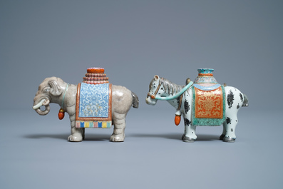 Twee Chinese famille rose modellen van een olifant en een paard, Qianlong