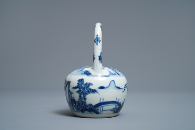 Un pot &agrave; chaux en porcelaine de Chine en bleu et blanc pour le Vietnam, Kangxi