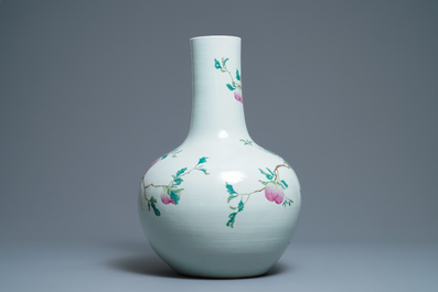 Un vase en porcelaine de Chine famille rose &agrave; d&eacute;cor de p&ecirc;ches, marque de Qianlong, 19&egrave;me