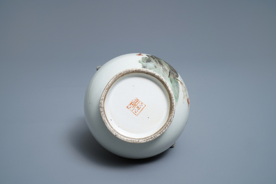 Un vase de forme hu en porcelaine de Chine, sign&eacute; Cheng Yiting (1885-1948), dat&eacute; 1936