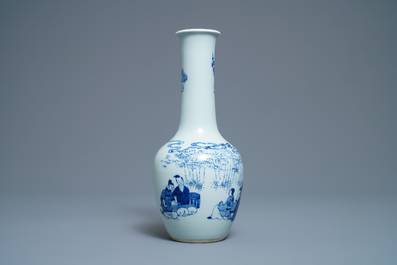 A Chinese blue and white bottle vase with go-players, 19/20th C.