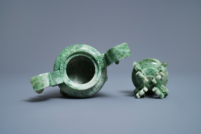 Een Chinese jade&iuml;et wierookbrander met deksel op houten sokkel, Republiek