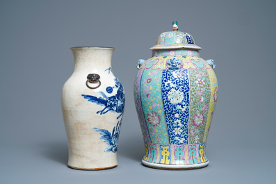 Deux vases en porcelaine de Chine famille rose et bleu et blanc sur fond craquel&eacute;, 19&egrave;me